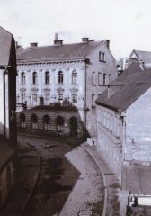 mezi domy 734 a 736 vykukuje štít synagogy