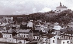 židovská čtvrť v meziválečném období, mansardová střecha synagogy vpravo uprostřed