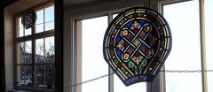 vitráž z olomoucké synagogy v budově univerzity u Palachova náměstí