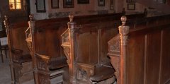 zachráněné lavice ze synagogy v Olomouci, nyní část z nich v synagoze Loštice