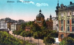 dobová pohlednice města se synagogou