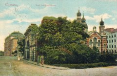 dobová pohlednice města se synagogou