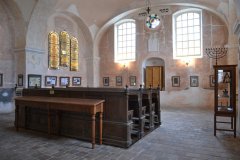 zachráněné lavice ze synagogy v Olomouci, nyní část z nich v synagoze Loštice