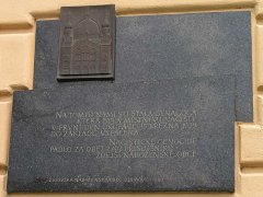 pamětní deska upomínající na synagogu