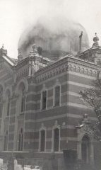 hořící synagoga