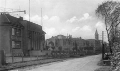 historické foto synagogy (uprostřed)
