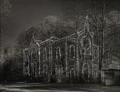 obrysy zničené synagogy zakreslené do současné krajiny (foto z výstavy Neviditelné synagogy v Hrádku nad Nisou)