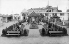 historické foto synagogy (v pozadí)
