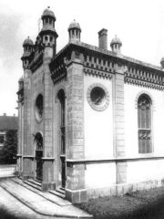 západní průčelí synagogy