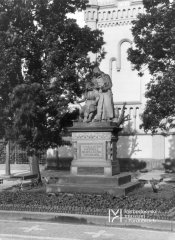 synagoga za památníkem bratranců Veverkových