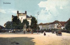 dobová pohlednice města se synagogou