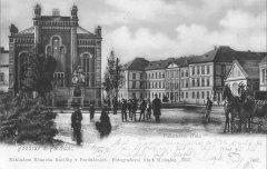 dobová pohlednice města se synagogou