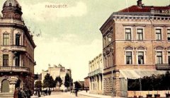 dobová pohlednice města se synagogou (v pozadí)