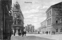 dobová pohlednice města se synagogou (v pozadí)