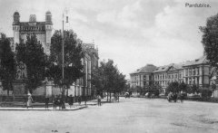 dobová pohlednice města se synagogou