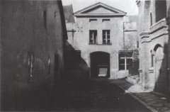 historické foto synagogy (při pravém okraji)