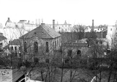 starší foto synagogy (vlevo)