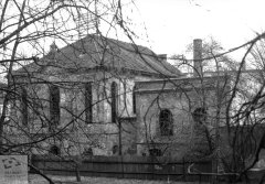 starší foto synagogy (vlevo)