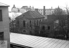 starší foto synagogy (vlevo)