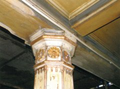 detail výzdoby dřevěného sloupku galerie před opravou