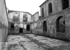 starší foto synagogy (vpravo)