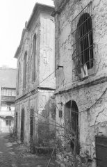 západní průčelí Staré synagogy (v pozadí) a Výpomocné synagogy (vpravo).