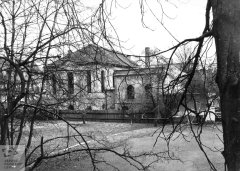 starší foto synagogy (vlevo)