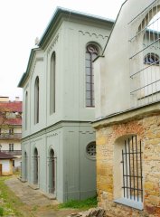 západní průčelí Staré synagogy (v pozadí) a Výpomocné synagogy (vpravo).