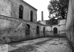 starší foto synagogy (vlevo)