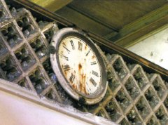keramické zábradlí západní galerie s hodinami před opravou