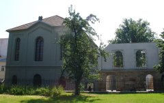západní průčelí Staré synagogy (vlevo) a Výpomocné synagogy (vpravo).