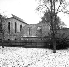starší foto synagogy (vlevo)
