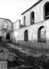 starší foto synagogy (v pozadí)