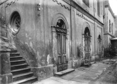 mužský a ženský vstup na západním průčelí synagogy