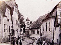historické foto synagogy (vpravo)