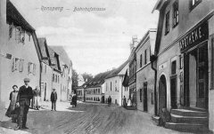 ulice se synagogou (v pravé řadě domů)