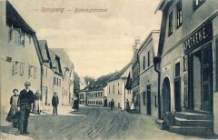 ulice se synagogou (v pravé řadě domů)