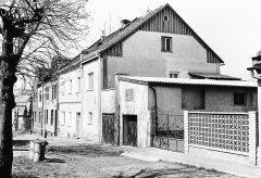 uprostřed dvě garáže na místě odbourané části synagogy, za nimi přestavěná třetina synagogy