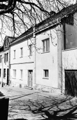 přestavěná třetina synagogy (s dochovanou secesní lizénou) připojená k bývalému židovskému obecnímu domu (vlevo)