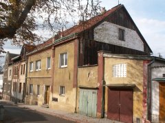 přestavěná třetina synagogy zprava a garáže v místě ubourané části
