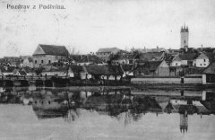 dobová pohlednice města se synagogou (vlevo)