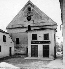 západní průčelí synagogy s mužským a ženským vchodem