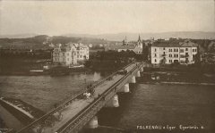 historické foto města se synagogou v pozadí