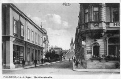 dobová pohlednice města se synagogou (v levé řadě domů)
