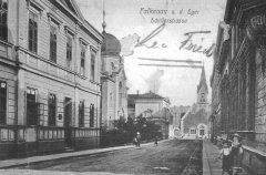 dobová pohlednice města se synagogou (vlevo)