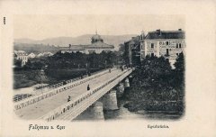 dobová pohlednice se synagogou (v pozadí)
