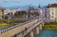 dobová pohlednice se synagogou (v pozadí)
