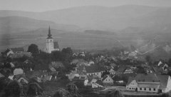 synagoga v popředí uprostřed