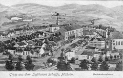 dobová pohlednice vsi se synagogou (synagoga je velká budova zcela vpravo)