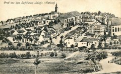 celkový pohled na ves - synagoga je velká budova zcela vpravo